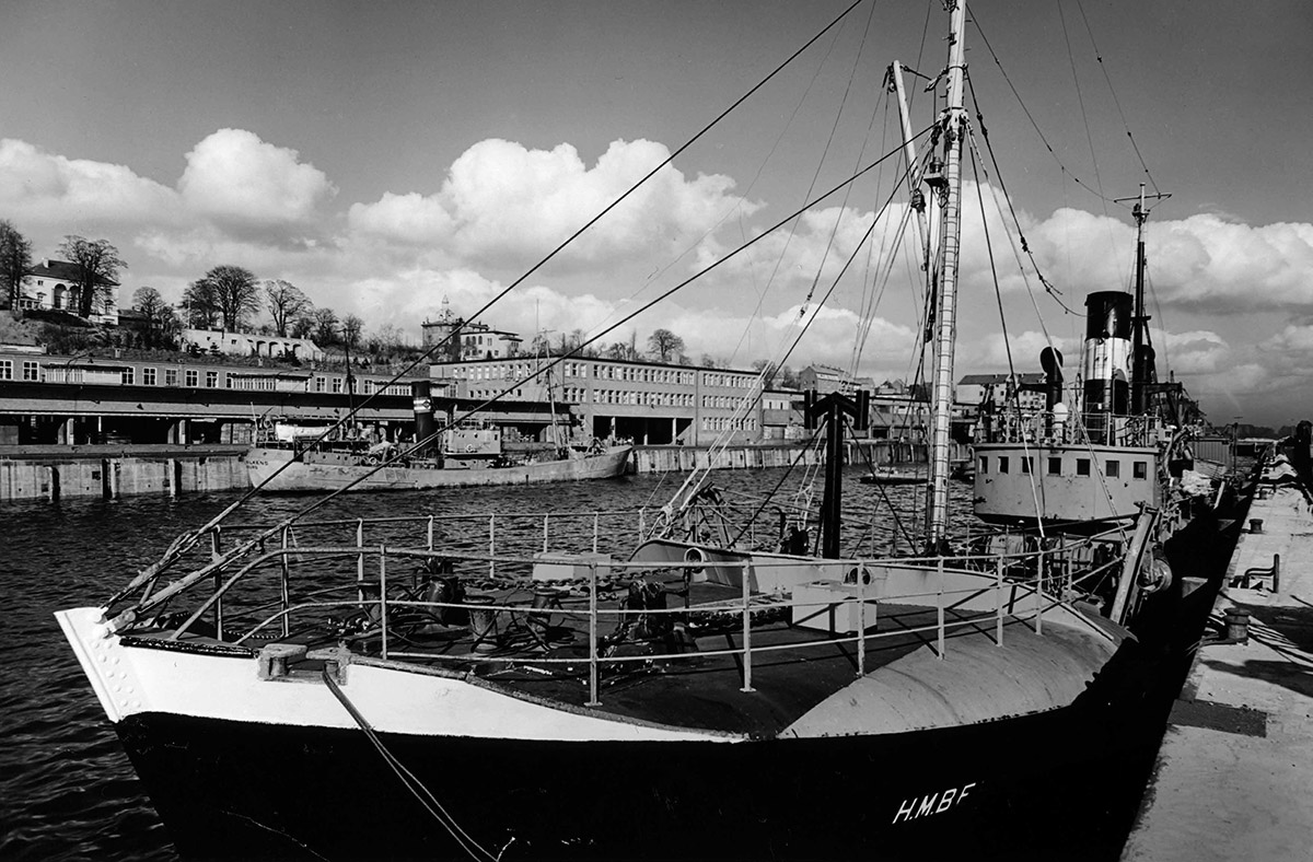 Geschichte 15 Der Fischereihafen Altona: links der Löschkai auf dem ehemaligen Leitdamm, rechts der Ausrüstungskai