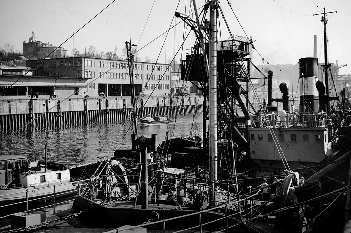 Geschichte 16 Die aufwändige Kohlebunkerung am Ausrüstungskai war ein lange Zeit gewohntes Bild im Fischereihafen